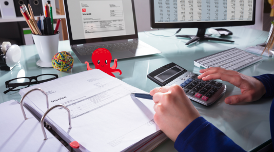 homme sur son bureau en train de travailler sur l\'émission de sa facture électronique pour avocat