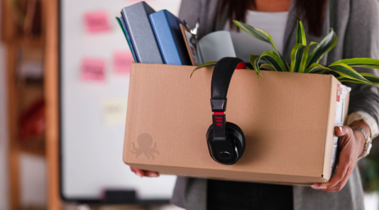 Femme qui soulève des cartons pour s\'installer en tant qu\'avocate