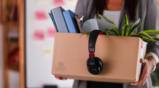 Femme qui soulève des cartons pour s'installer en tant qu'avocate