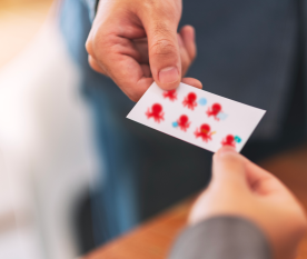 deux humains qui se partagent une carte de visite contenant des poulpes rouges