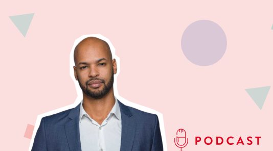 photo de l\'intervenant pour le podcast sur fond de bannière rose
