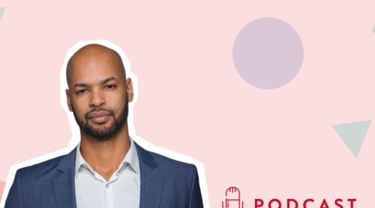 photo de l\'intervenant pour le podcast sur fond de bannière rose